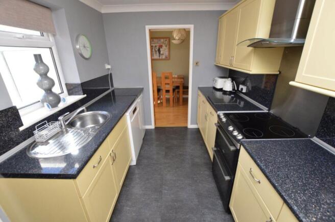 4 bed Detached to rent Image 7