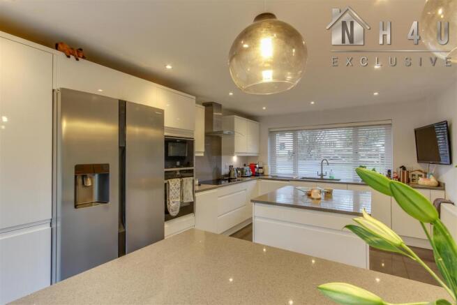 KITCHEN / BREAKFAST ROOM: