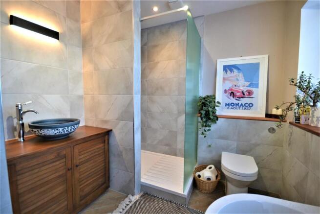 FAMILY BATHROOM