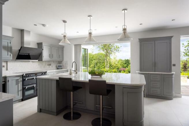 13 - Oakwood House - GL54 4NQ - Web.jpg