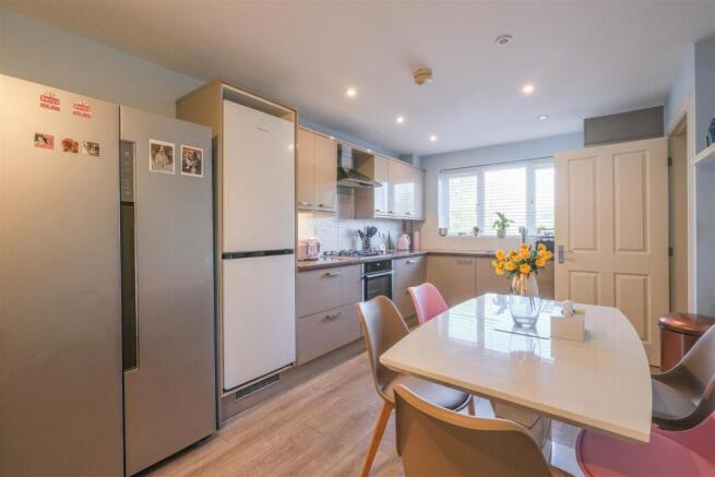 3 bed Town House for sale Image 5