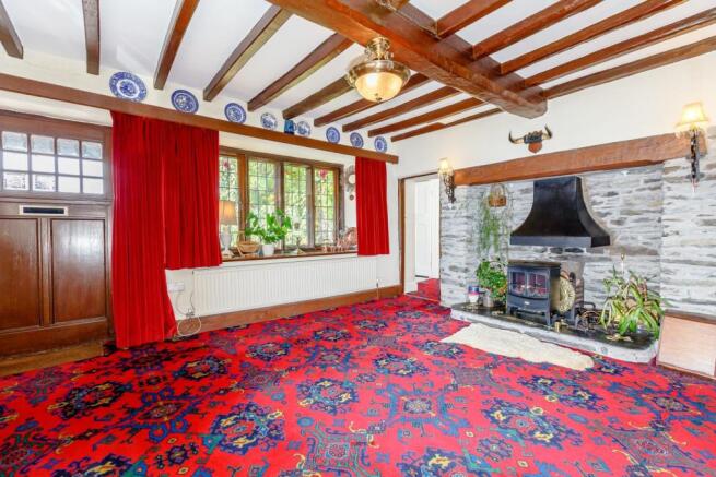 FINE CENTRAL HALL/DINING ROOM
