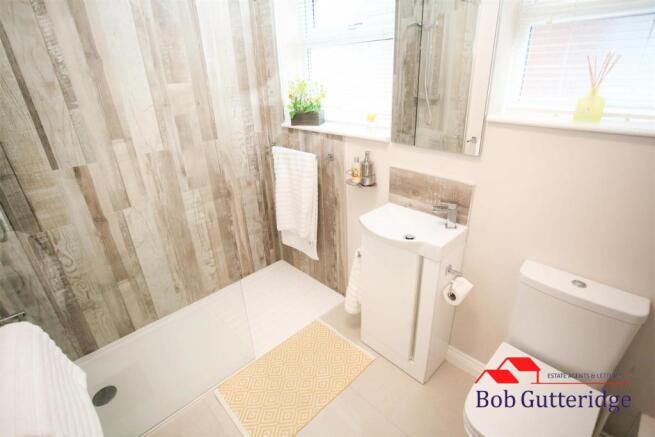 FAMILY SHOWER ROOM