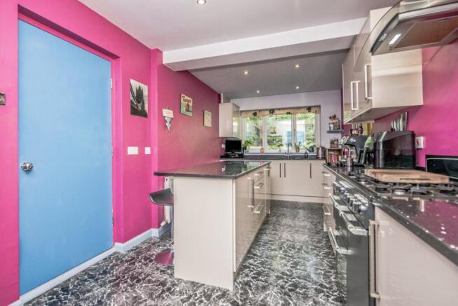 4 bed Detached for sale Image 8
