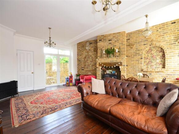 Lounge/Dining Area