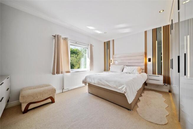 6 bed Detached for sale Image 8