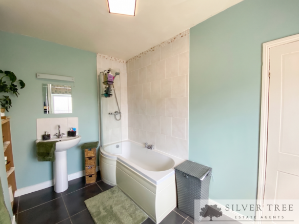 3 bed Terraced for sale Image 9