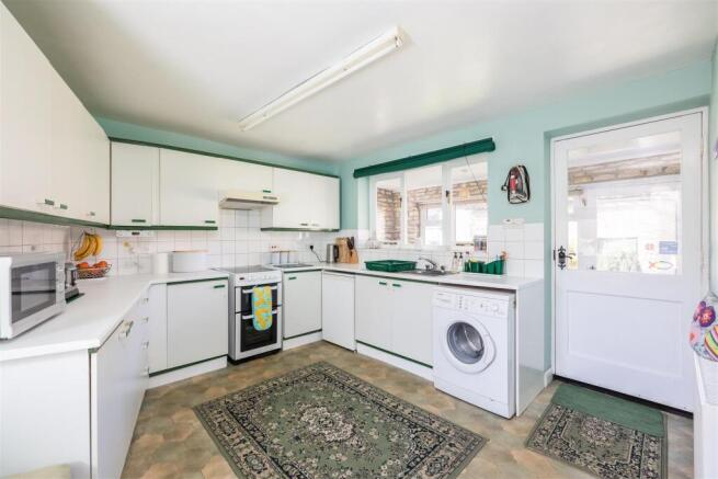 5 bed House for sale Image 4