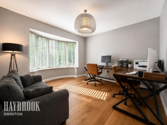 5 bed Detached for sale Image 8
