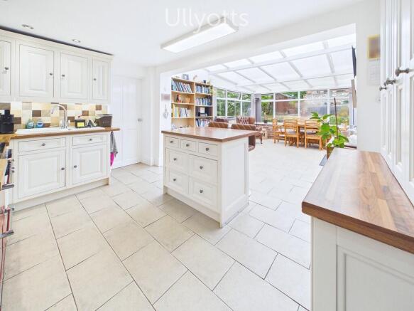 4 bed Detached for sale Image 9