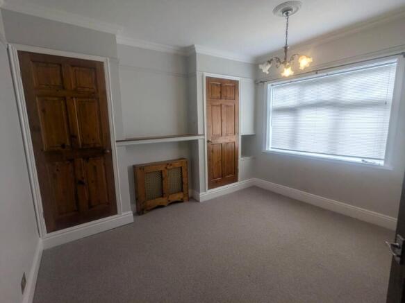 6 bed Semi-Detached to rent Image 8