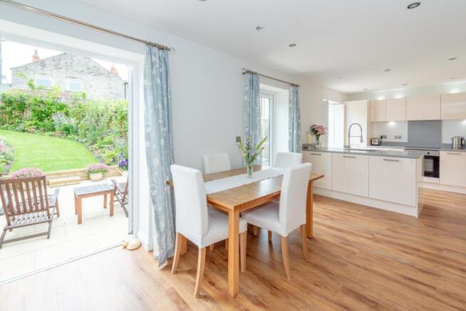 KITCHEN/DINING ROOM