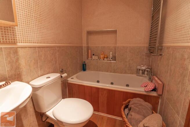 MASTER EN-SUITE