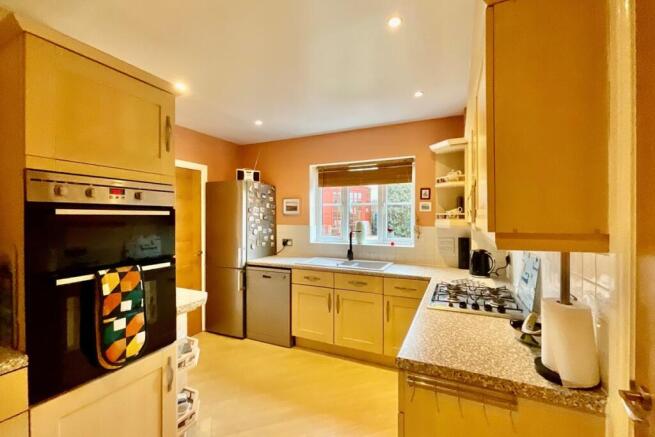 4 bed Detached for sale Image 9