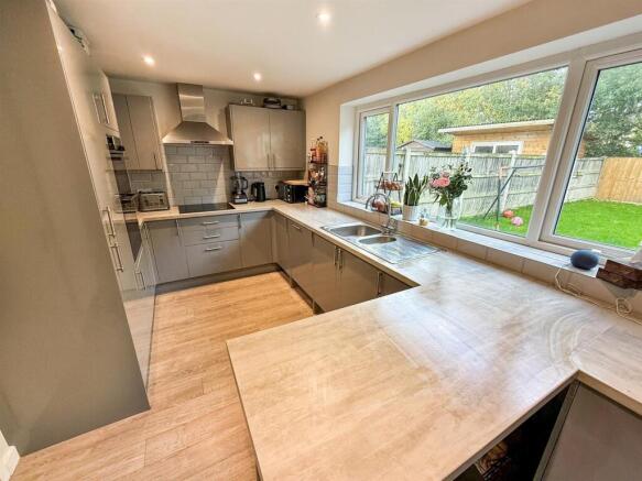 Kitchen/ Dining Room