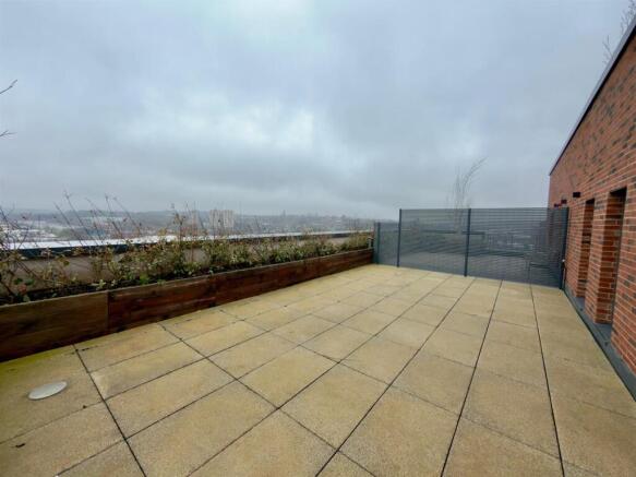 2 bed Apartment to rent Image 11