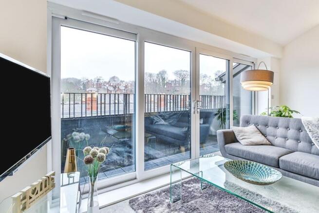 2 bed Penthouse to rent Image 4