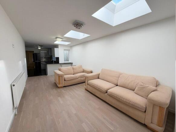 3 bed flat to rent Station Lane, Hornchurch RM12