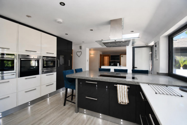 5 bed Detached for sale Image 11