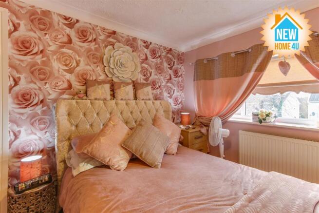 MAIN BEDROOM: