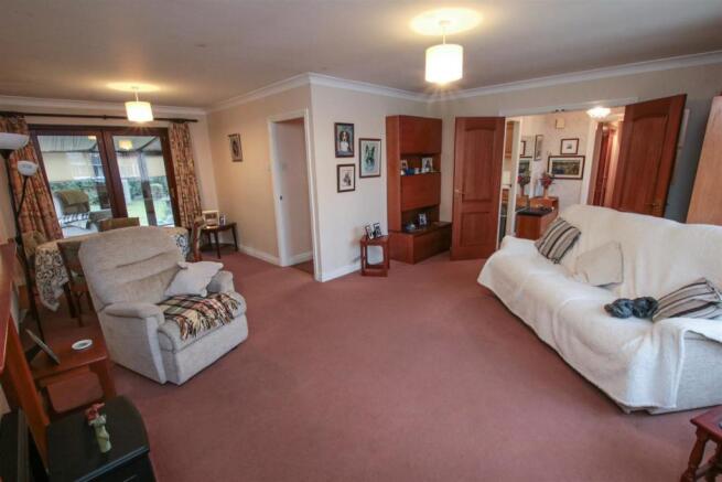 OPEN PLAN LOUNGE/ DINING ROOM