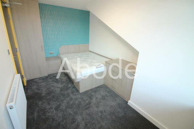 4 bed House to rent Image 6