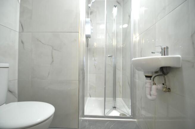 r5, bathroom hugh...