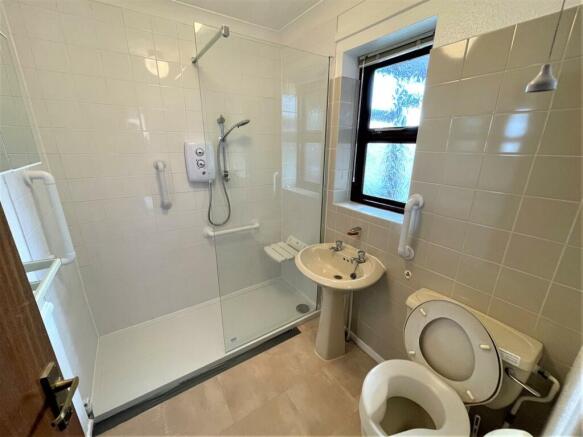 SHOWER ROOM.JPG