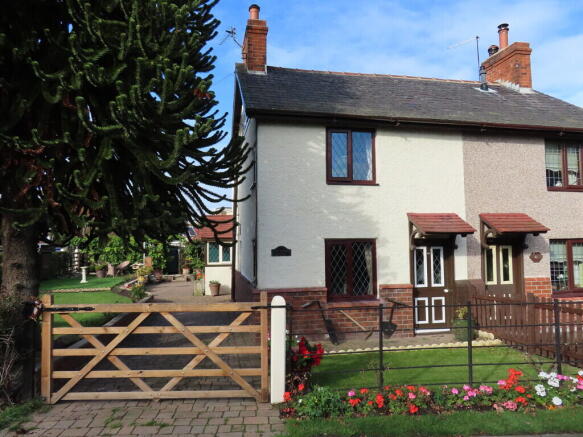 2-bed house on Station Road, Rawcliffe, DN14 8QP, £220,000
