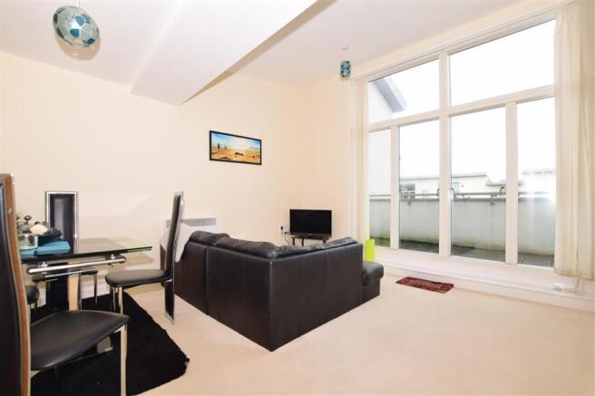 Lounge/Dining Area