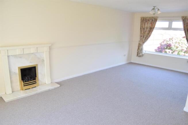 Lounge/Dining Area