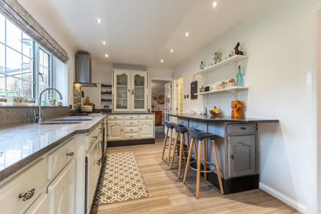 4 bed Detached for sale Image 8