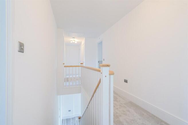 5 bed Detached for sale Image 11