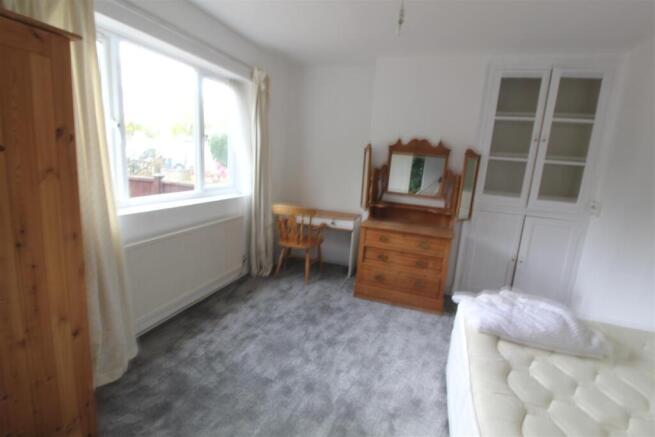 Larchwood Drive, Englefield Green photo 4