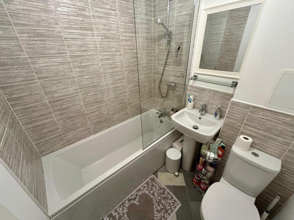 3 bed House to rent Image 8