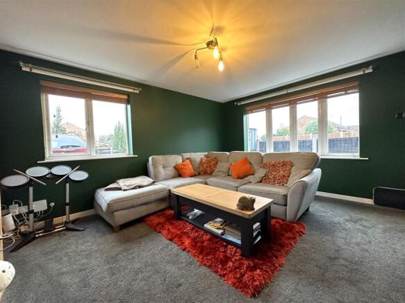 Dual-Aspect Living Room 861