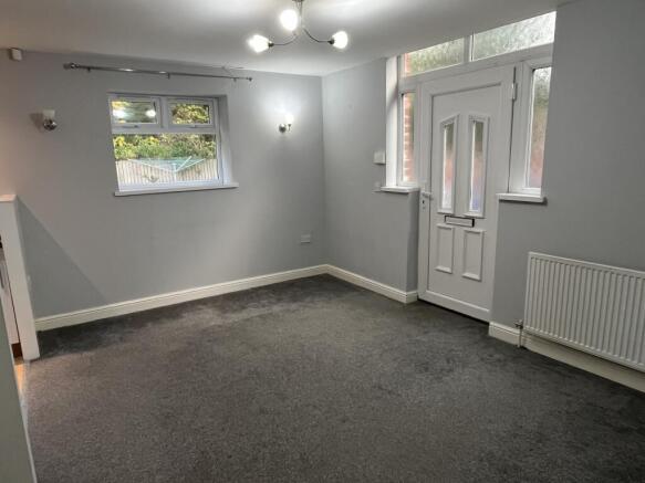 2 bed Flat to rent Image 2