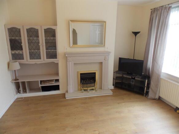 3 bed Semi-Detached to rent Image 2