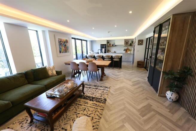OPEN PLAN LlVING/ DINING/ ISLAND KITCHEN