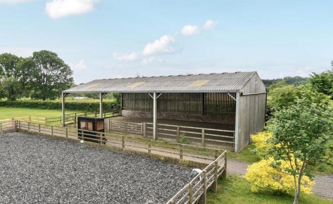 Lunging barn barn