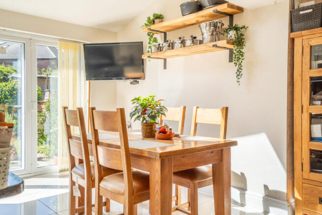 4 bed Semi-Detached for sale Image 4