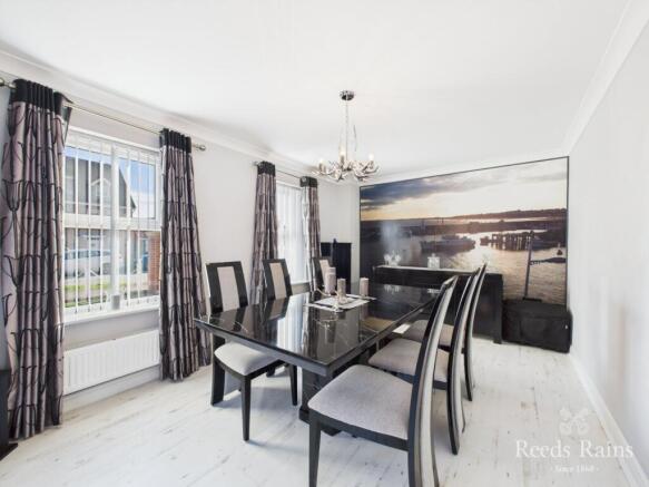 5 bed Detached for sale Image 8