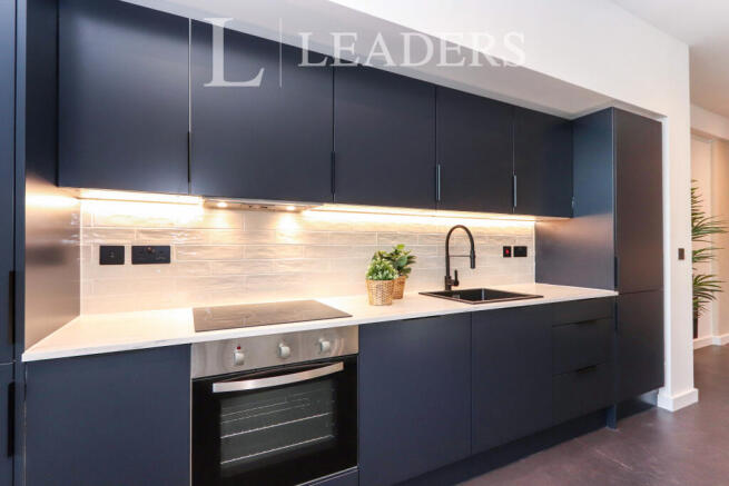 3 bed Flat to rent Image 4