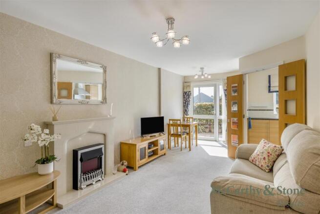 8704176-interior02.jpg