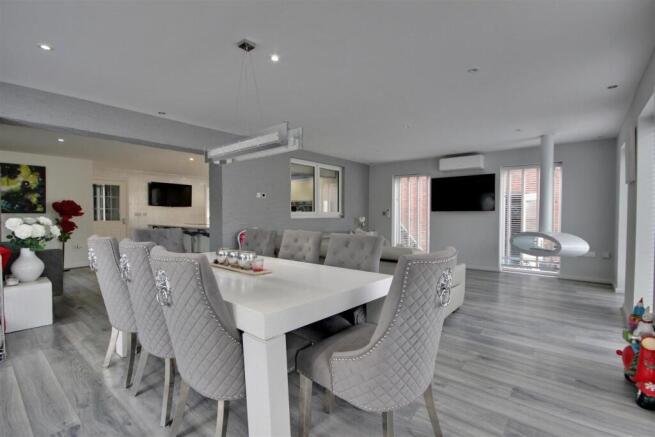 7 bed Detached for sale Image 6