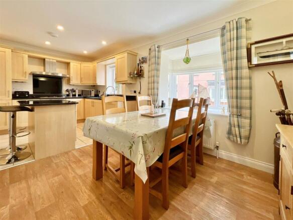8 Fourview Close 3.JPG