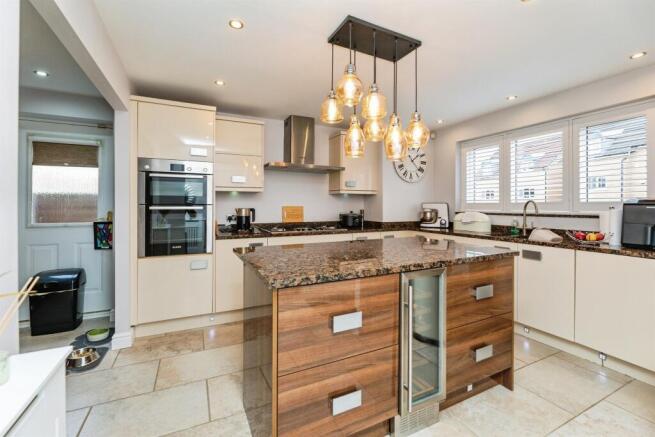 4 bed Detached for sale Image 6