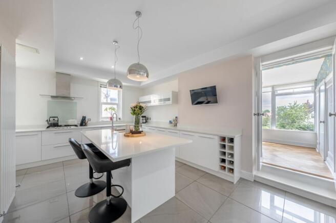 2 bed Flat for sale Image 5