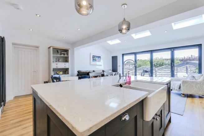 5 bed Semi-Detached for sale Image 4