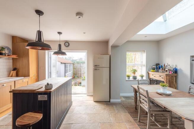 KITCHEN/DINING ROOM